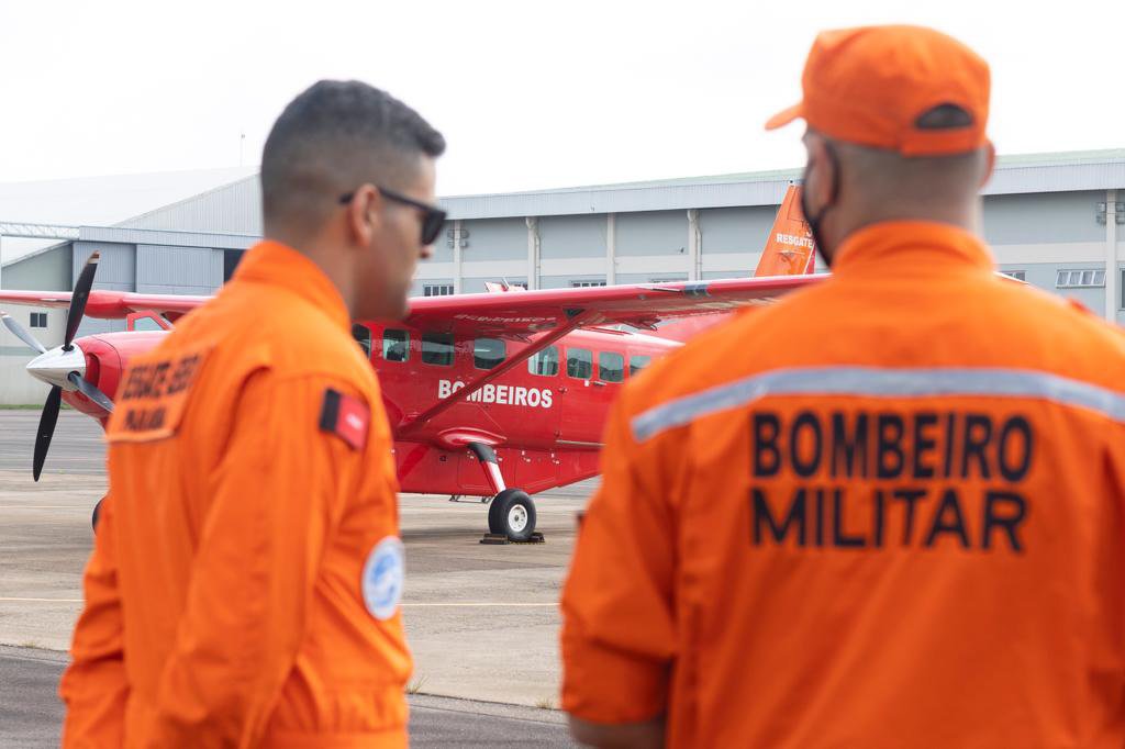 sistema de combate de focos de incêndios na amazonia bombeiros sobrevoam áreas de queimadas próximo a Porto Velho em Rondonia