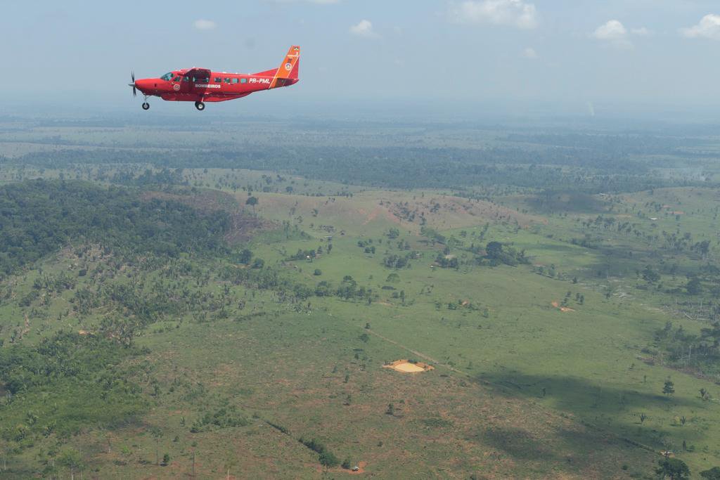 sistema de combate de focos de incêndios na amazonia bombeiros sobrevoam áreas de queimadas próximo a Porto Velho em Rondonia