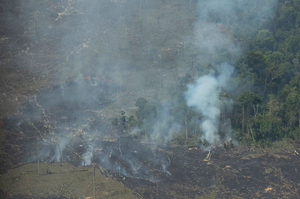 sistema de combate de focos de incêndios na amazonia bombeiros sobrevoam áreas de queimadas próximo a Porto Velho em Rondonia