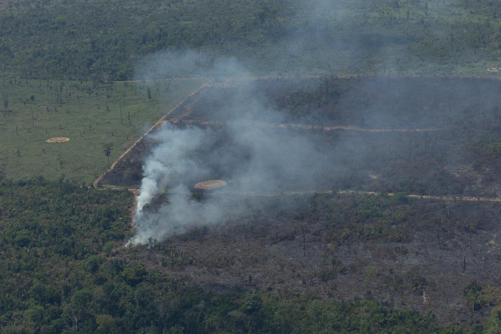 sistema de combate de focos de incêndios na amazonia bombeiros sobrevoam áreas de queimadas próximo a Porto Velho em Rondonia