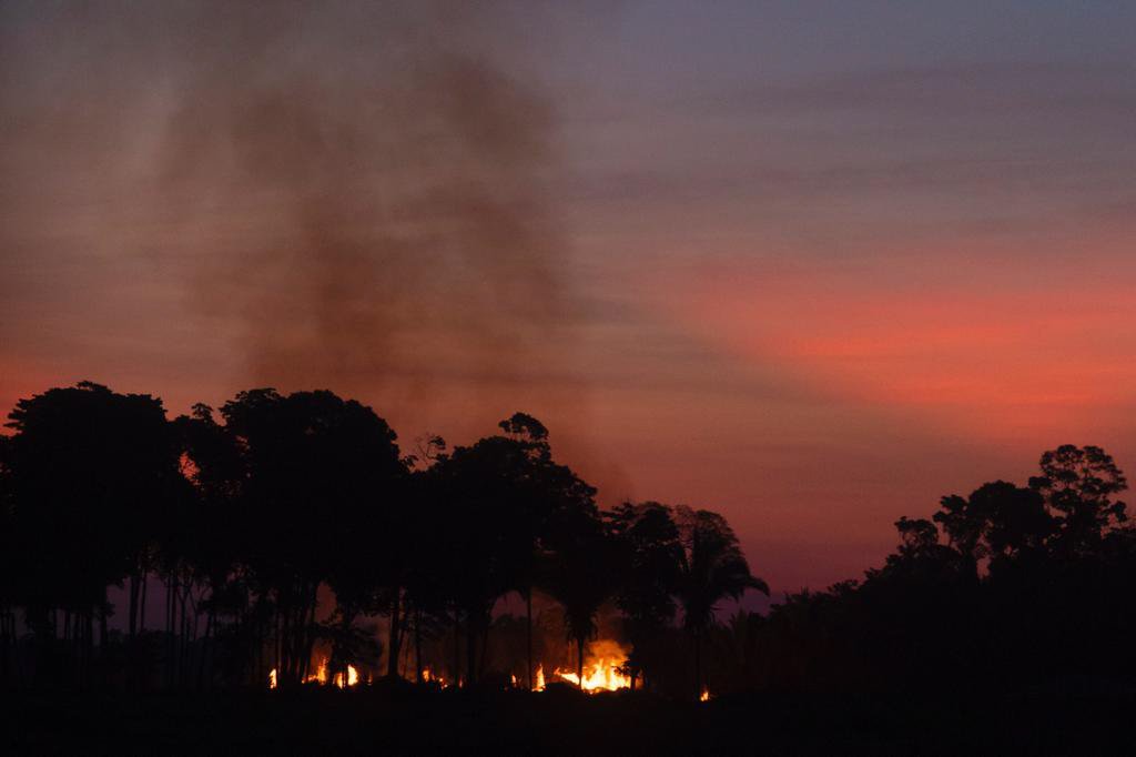 sistema de combate de focos de incêndios na amazonia bombeiros sobrevoam áreas de queimadas próximo a Porto Velho em Rondonia