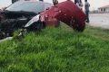 Carro de luxo e trem batem sobre ferrovia de Curitiba