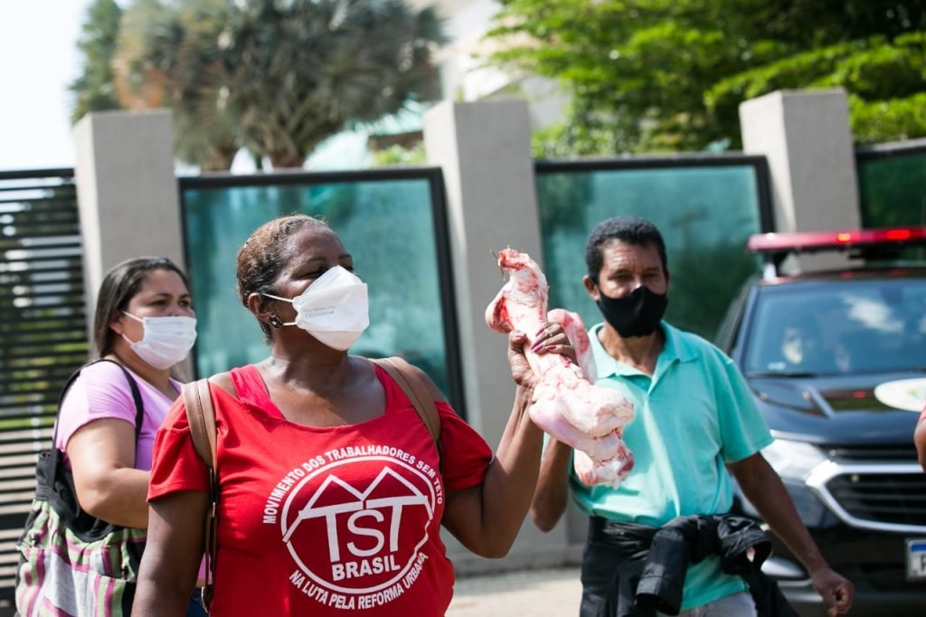 MTST faz manifestação em frente à mansão de Flávio Bolsonaro no Lago Sul, em Brasília
