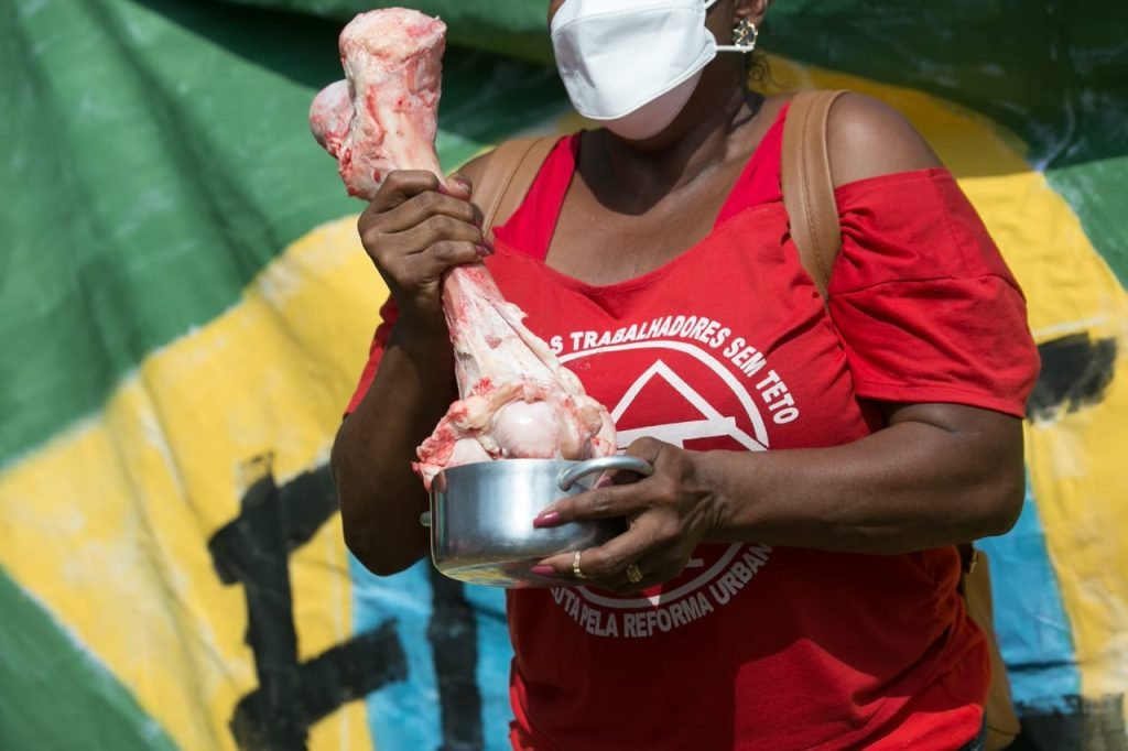 MTST faz manifestação em frente à mansão de Flávio Bolsonaro no Lago Sul, em Brasília