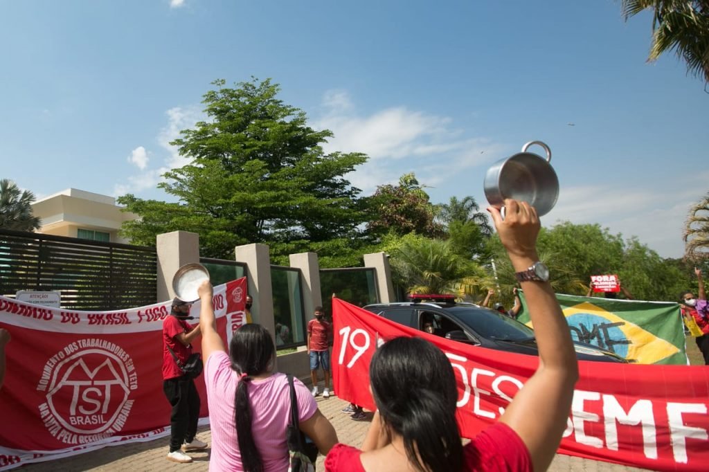 MTST faz manifestação em frente à mansão de Flávio Bolsonaro no Lago Sul, em Brasília