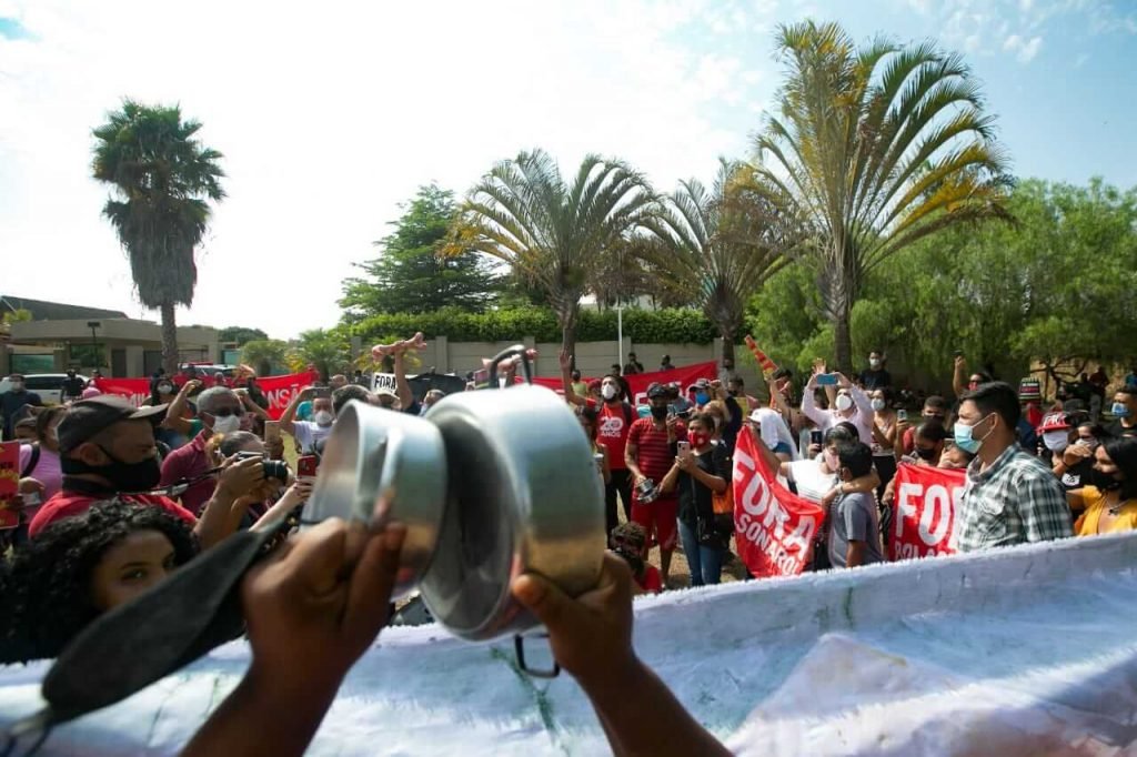 MTST faz manifestação em frente à mansão de Flávio Bolsonaro no Lago Sul, em Brasília