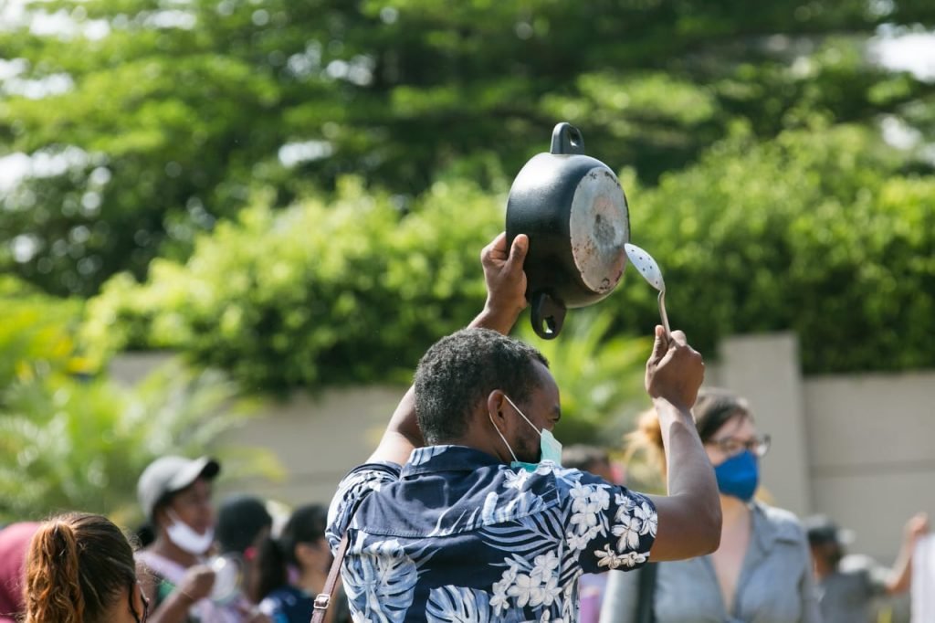MTST faz manifestação em frente à mansão de Flávio Bolsonaro no Lago Sul, em Brasília