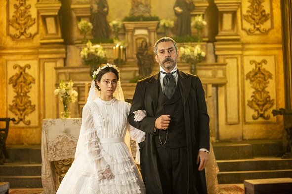 Dolores (Daphne Bozaski) e Tonico (Alexandre Nero) em Nos Tempos do Imperador