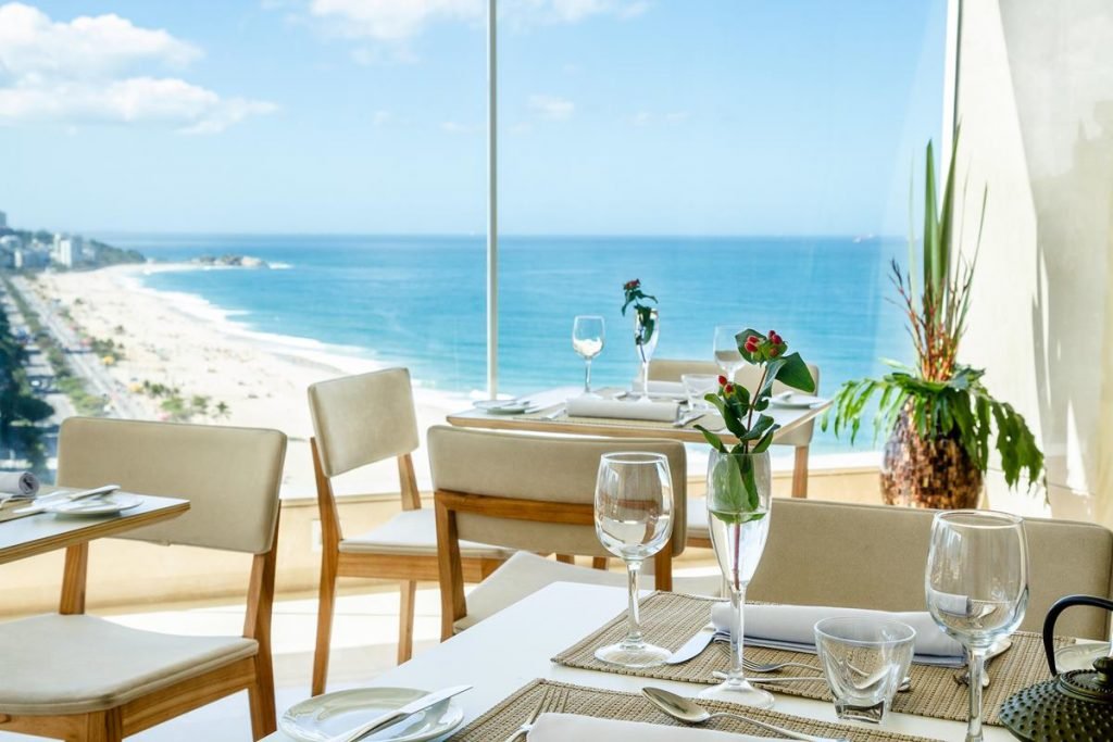 Vista da praia de ipanema de dentro de restaurante