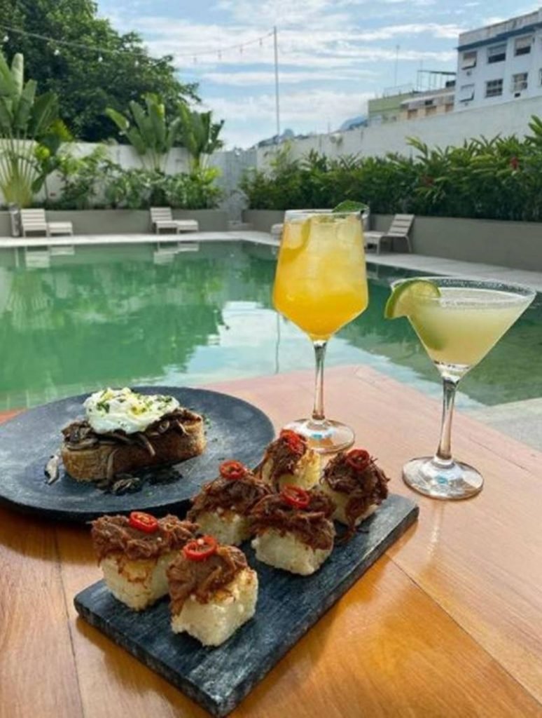 pratos e drinques a beira da piscina