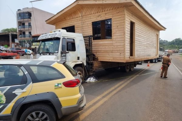 Caminhão que transportava casa atropela e mata jovem no Paraná