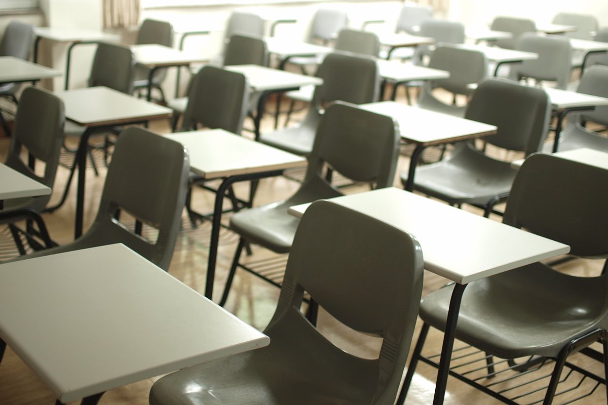 Pais são proibidos de usarem roupões e pijamas ao levarem filhos para escola
