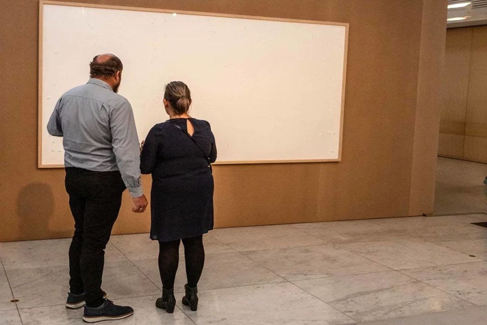Artista recebe R$ 450 mil de museu e entrega tela em branco