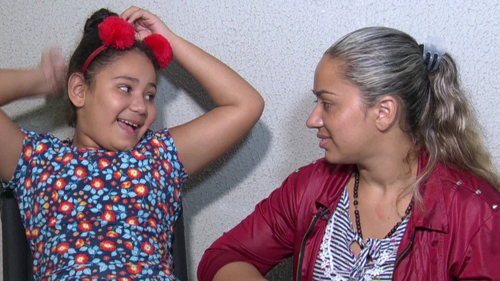 Eloah Oliveira, amputada após acidente com linha chilena, com a mãe, Vanessa