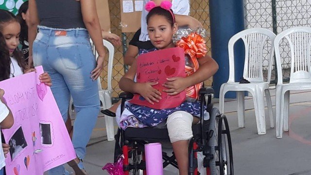 Eloah Oliveira volta a estudar após o acidente