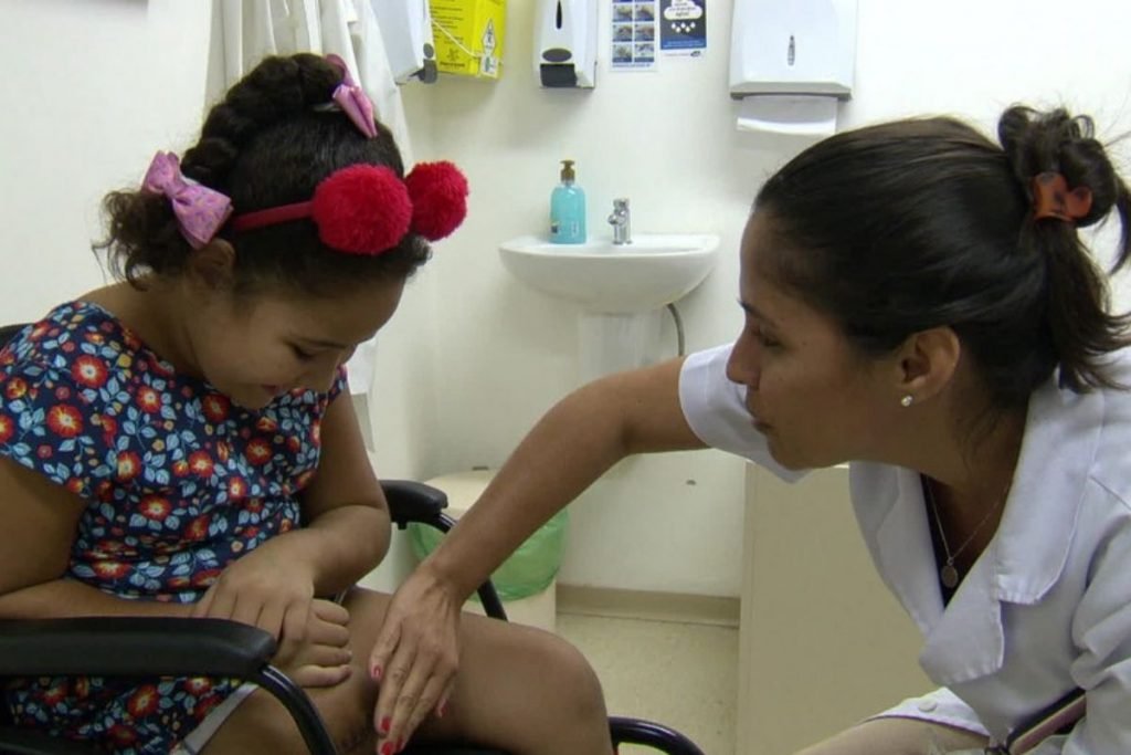 A menina Eloah durante a fisioterapia