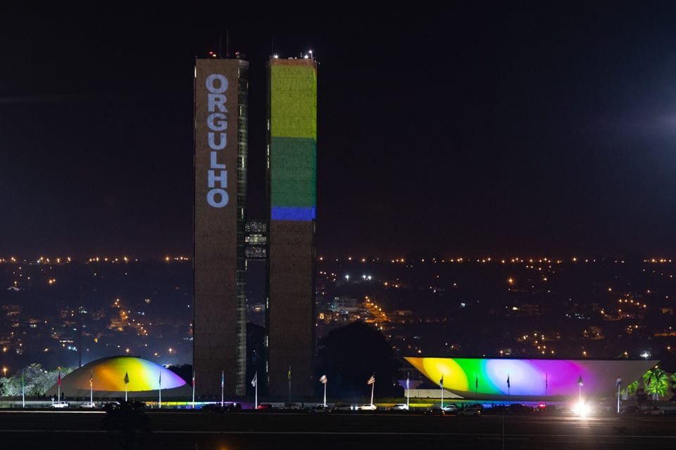 Congresso iluminado com as cores do arco-íris