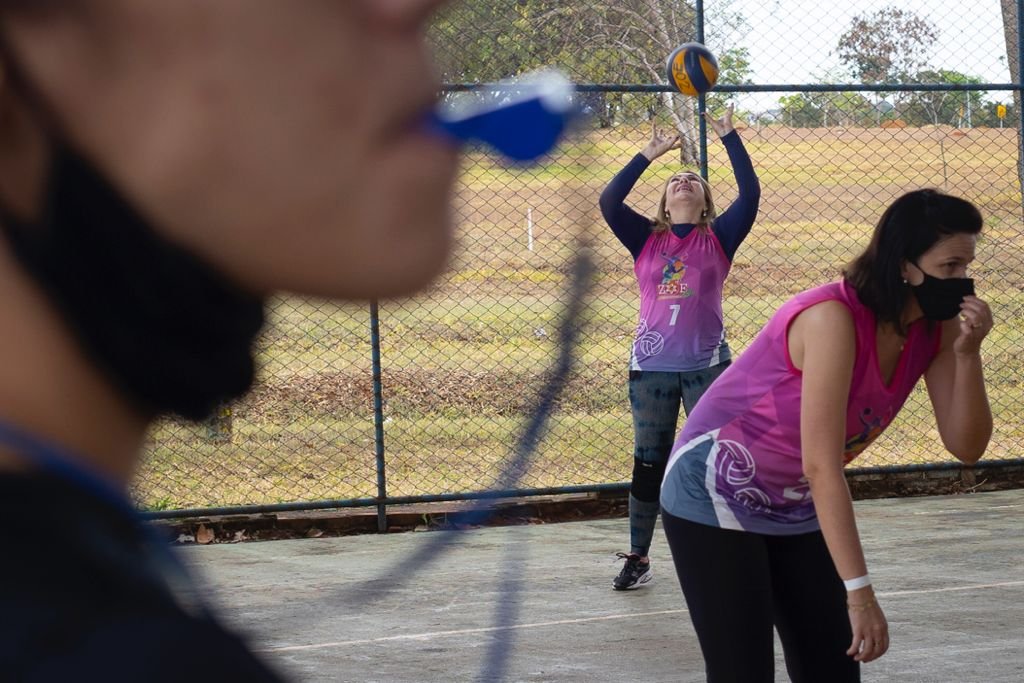 Dina Zardo de 73 anos joga vôlei no Parque de Águas Claras