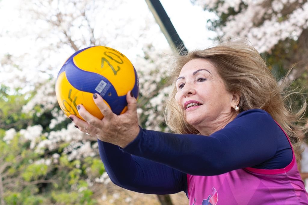 Dina Zardo de 73 anos joga vôlei no Parque de Águas Claras
