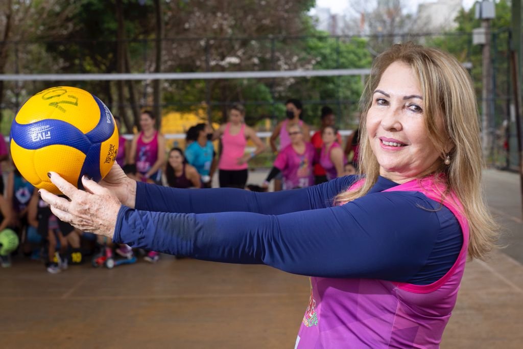 Dina Zardo de 73 anos joga vôlei no Parque de Águas Claras