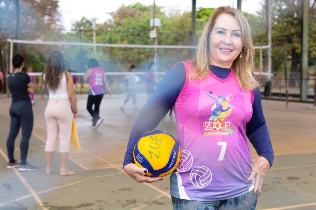 Dina Zardo de 73 anos joga vôlei no Parque de Águas Claras