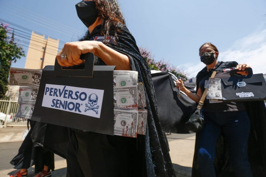 Protesto contra o governo Bolsonaro em Goiânia (GO) chega no Teatro Goiânia, na Avenida Tocantins 1