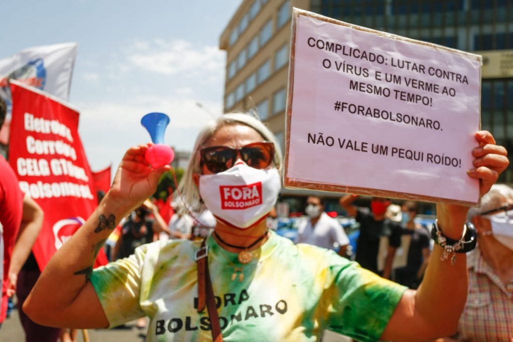 Protesto contra o governo Bolsonaro em Goiânia (GO) chega no Teatro Goiânia, na Avenida Tocantins 1