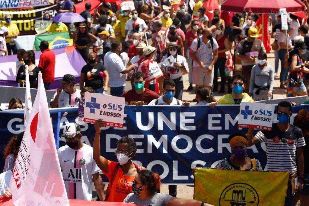 Protesto contra o governo Bolsonaro em Goiânia (GO) chega no Teatro Goiânia, na Avenida Tocantins 1