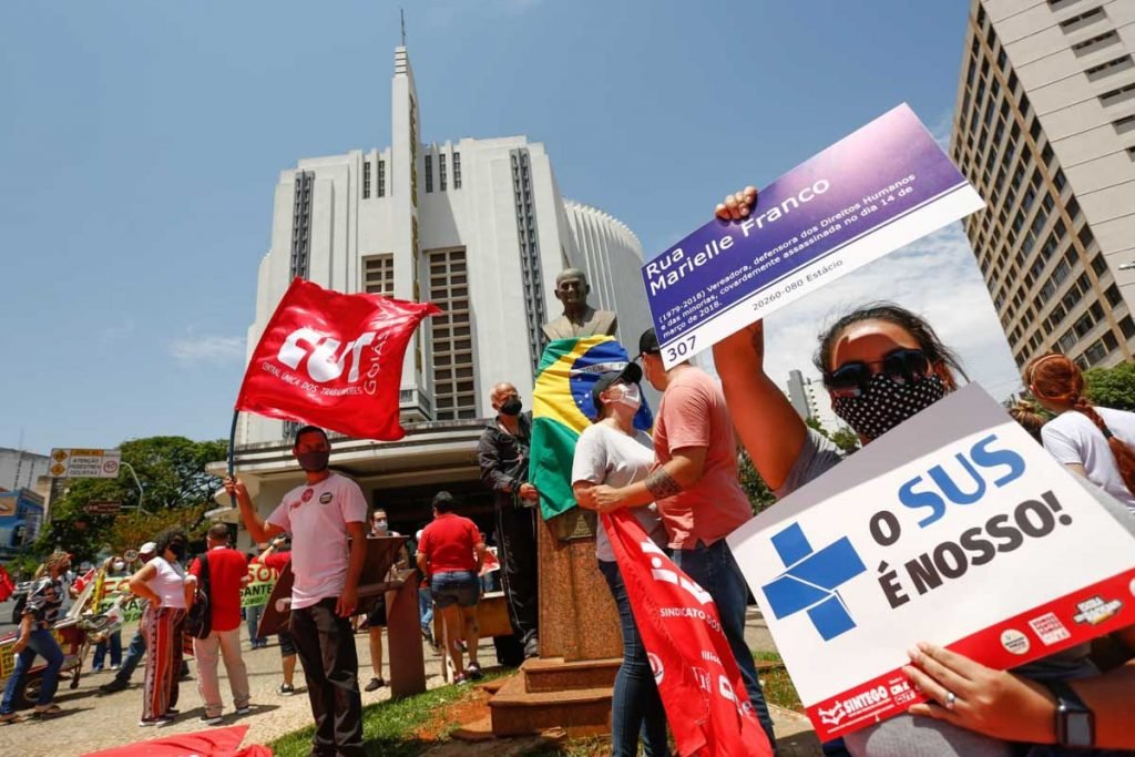 Protesto contra o governo Bolsonaro em Goiânia (GO) chega no Teatro Goiânia, na Avenida Tocantins 1