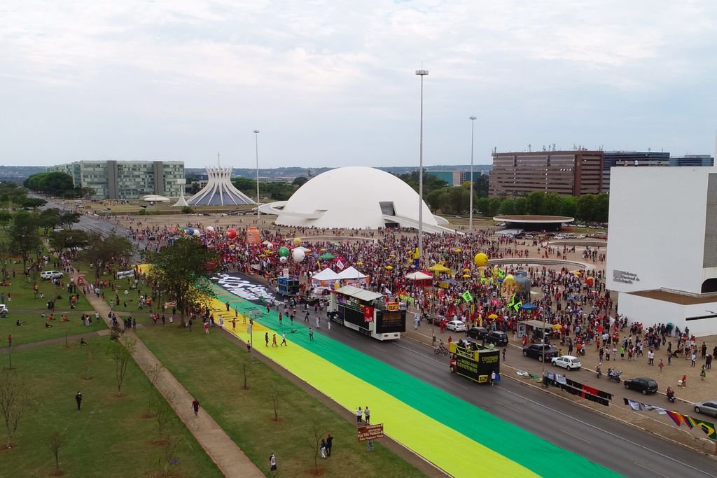 imagem aérea do protesto contra o governo bolsonaro no eixo monumemtal em brasilia 3