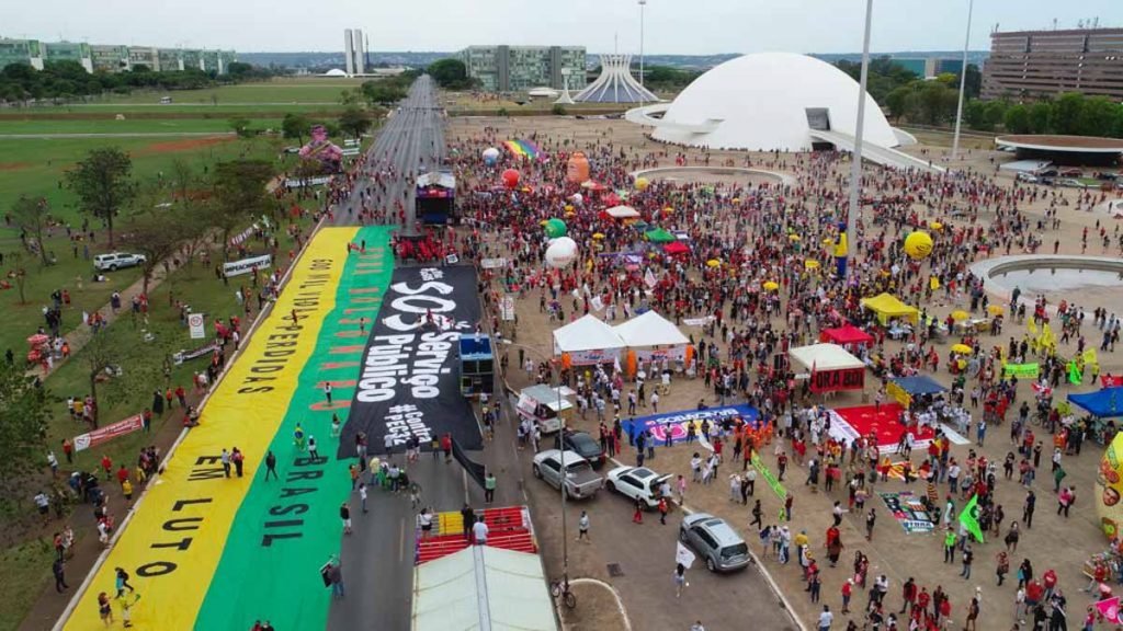 imagem aérea do protesto contra o governo bolsonaro no eixo monumemtal em brasilia 2