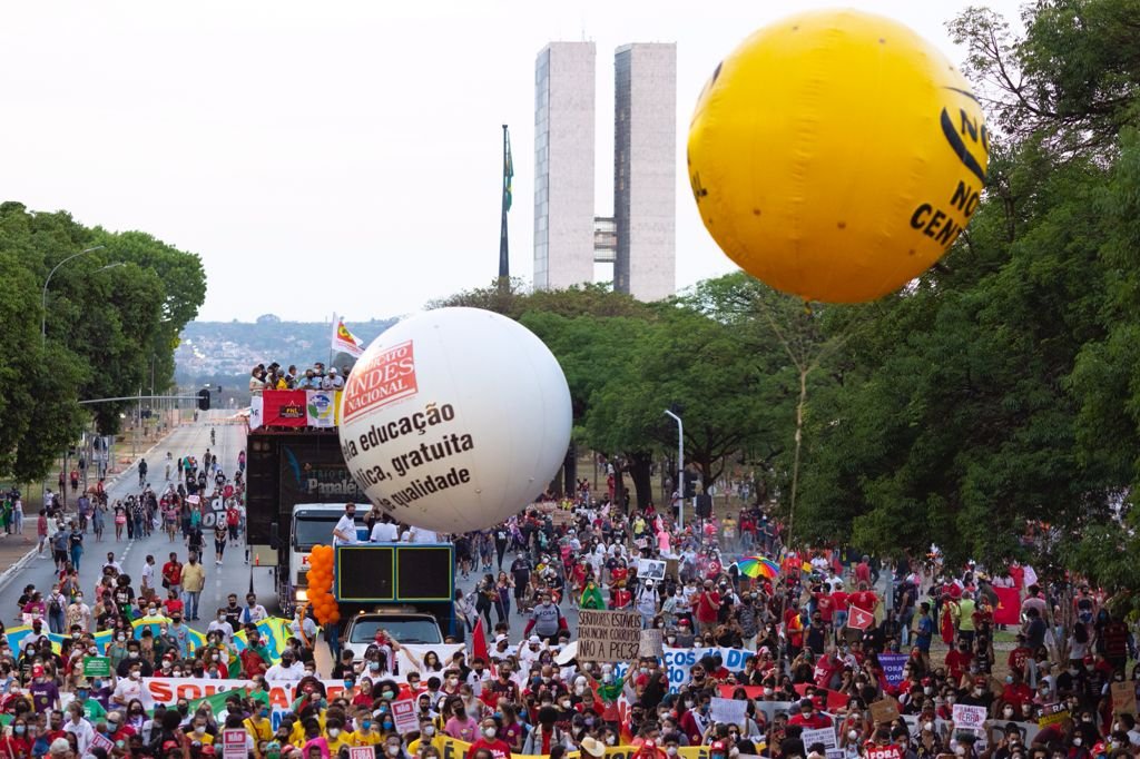 Ato contra o presidente Jair Bolsonaro, em Brasília, reúne centenas de manifestantes