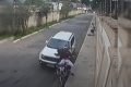 Vídeo: mulher atropela bandidos e salva marido de assalto em SP