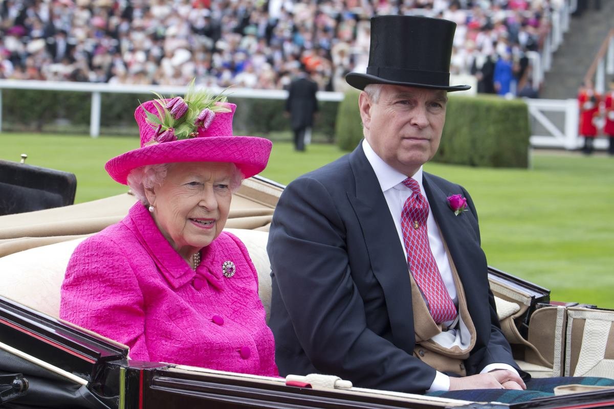 Rainha Elizabeth e príncipe Andrew