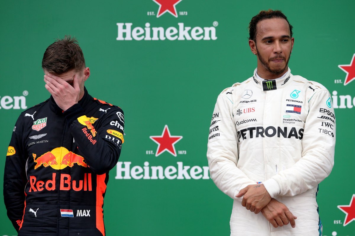 Acidente, penalização, Hamilton. O mal de Verstappen foi o bem do