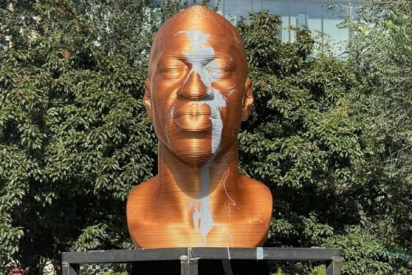 Estátua de George Floyd é vandalizada em Nova York