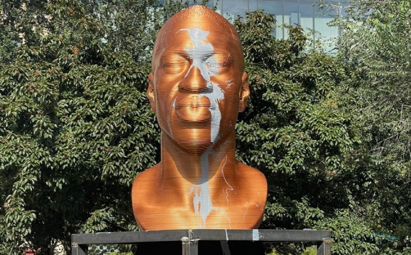 Estátua de George Floyd é vandalizada em Nova York