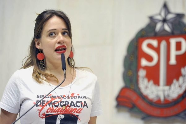 Isa Penna entra com notícia-crime e pede cassação do Delegado Olim