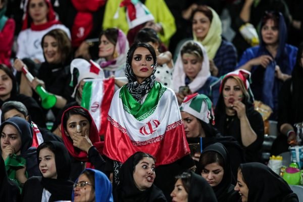 Iraniana torcida futebol