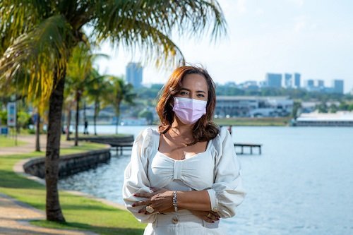 mulher caminhando em calçada na beira do Lago