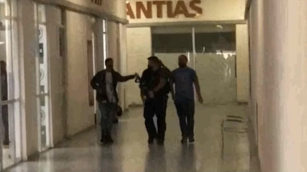 Nego do Borel chega na Delegacia para esclarecer desaparecimento no Rio