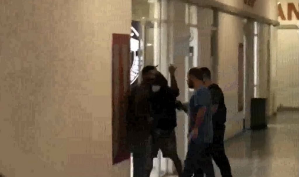 Funkeiro segue com o gesto enquanto entra na delegacia