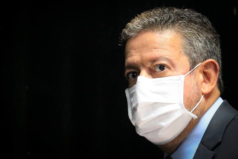 arthur lira, presidente da câmara, em close com fundo preto