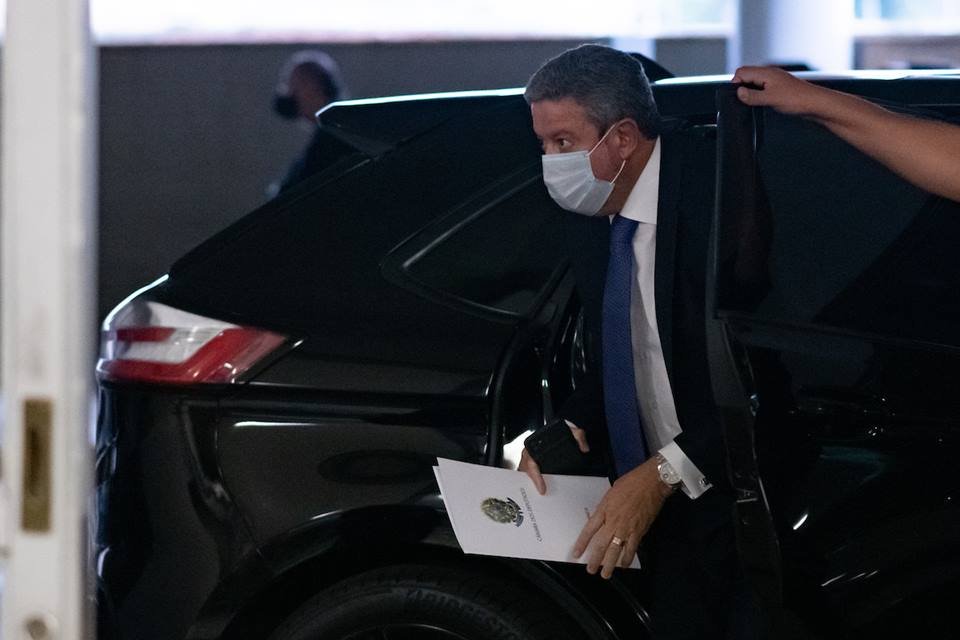 arthur lira desce de carro