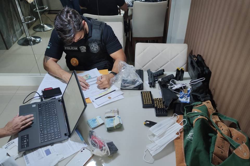 Polícia encontra dólares e arma em operação que investiga desvios na Educação do DF
