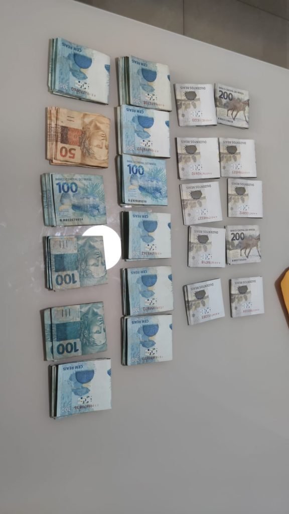 Polícia encontra dólares e arma em operação que investiga desvios na Educação do DF