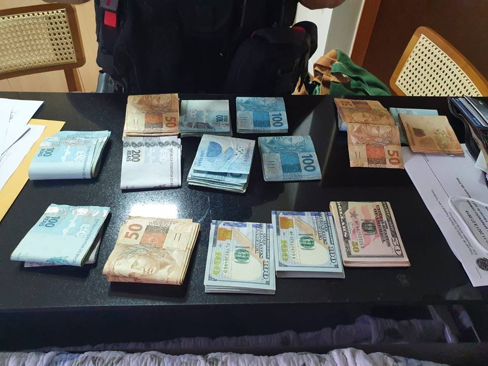 Polícia encontra dólares e arma em operação que investiga desvios na Educação do DF