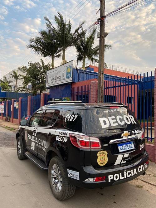 Polícia encontra dólares e arma em operação que investiga desvios na Educação do DF