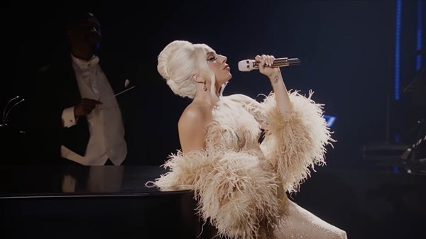 Foto colorida mostra a cantora Lady Gaga - Metrópoles