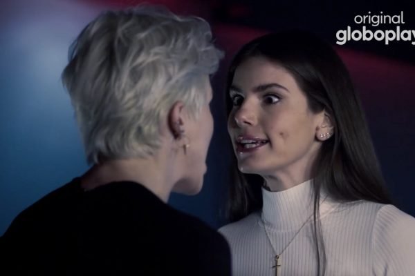 Angel (Camila Queiroz) e Giovanna (Agatha Moreira) em Verdades Secretas 2